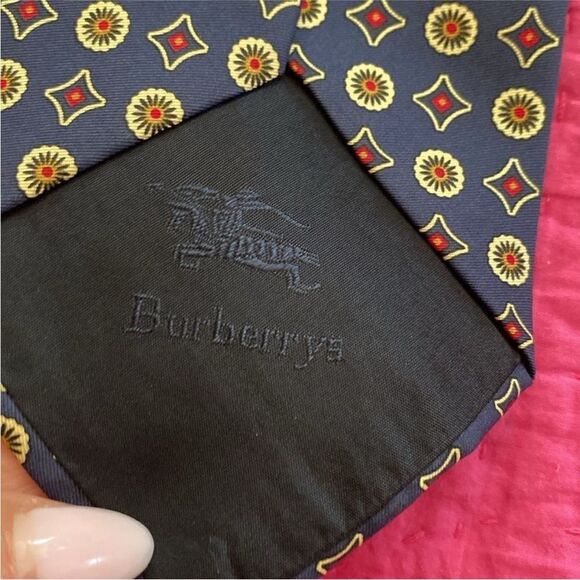 Burberry 100% silk Elegant Patterned Tie - Picture 3 of 5